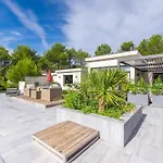 Prestigieuse 2 Piscines Villa