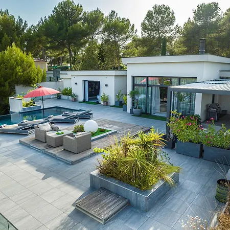 Prestigieuse 2 Piscines Villa